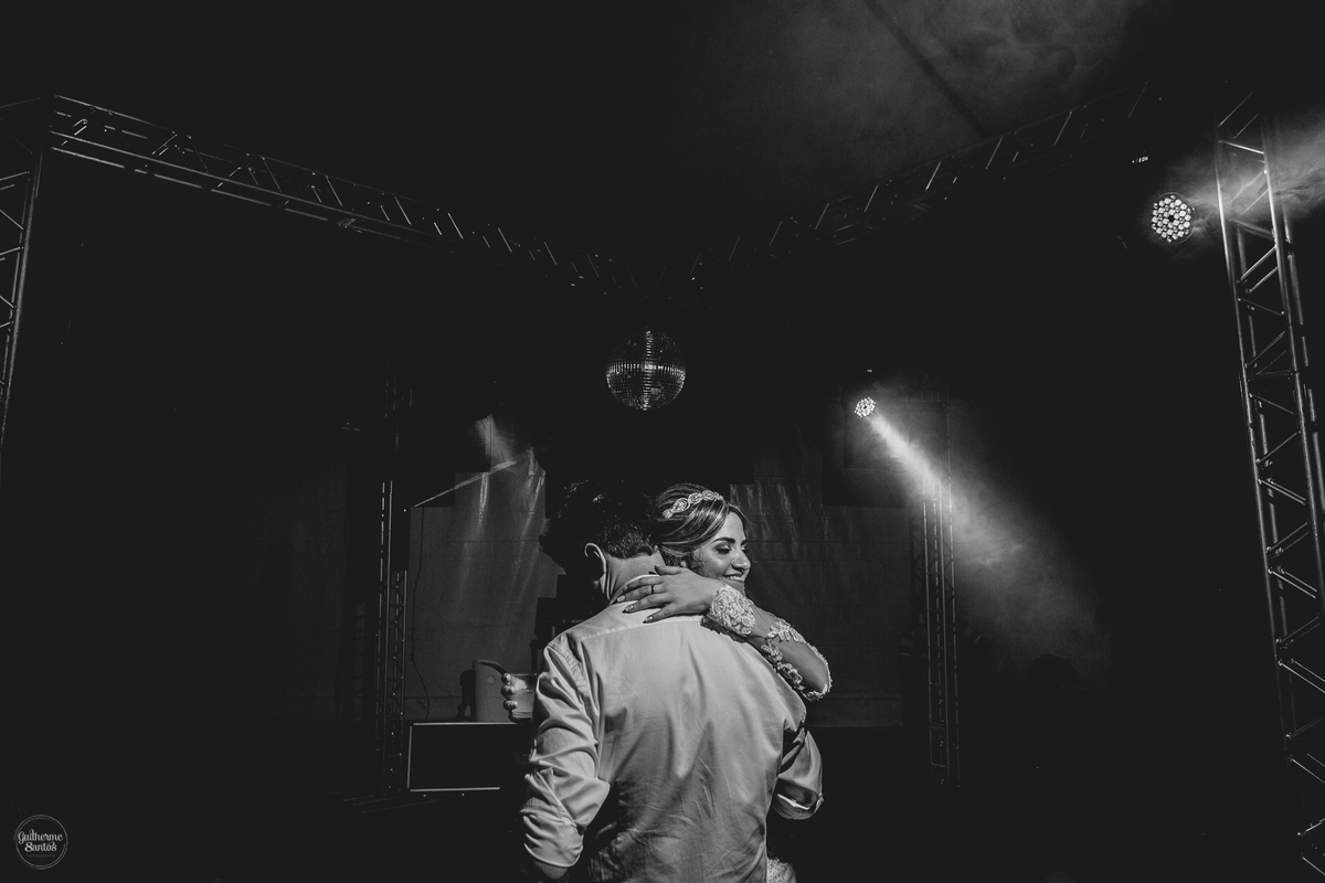 Fotografia de casamento pelo fotógrafo Guilherme Santos, casal de noivos dançando juntos durante a festa de casamento ao ar livre em Pederneiras.