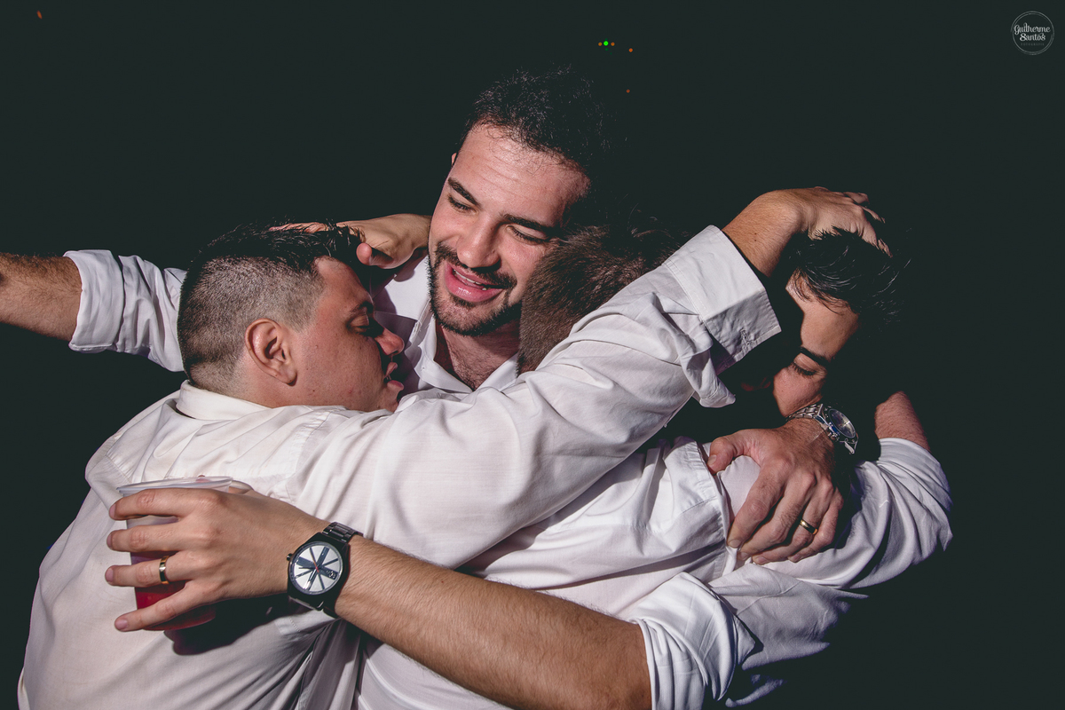 Fotografia de casamento pelo fotógrafo Guilherme Santos, convidados juntos durante a festa de casamento,