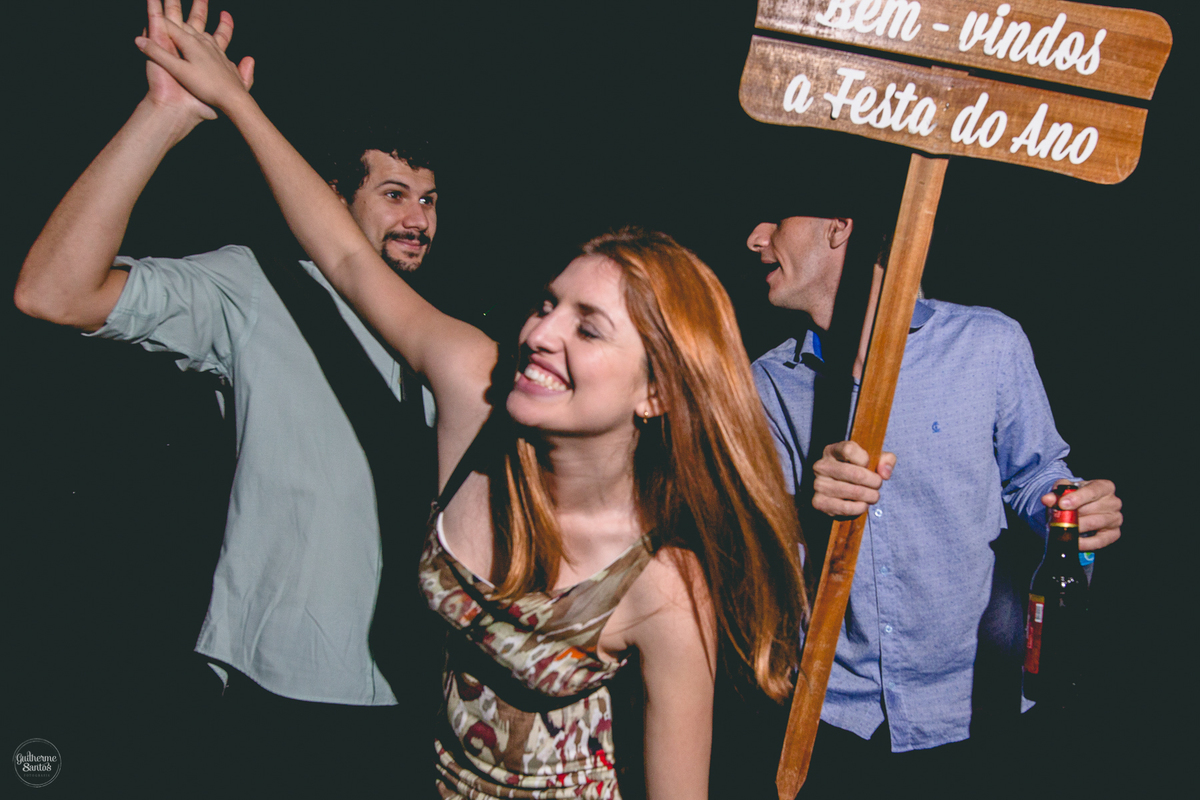 Fotografia de casamento pelo fotógrafo Guilherme Santos, convidados dançando na recepção do casamento.