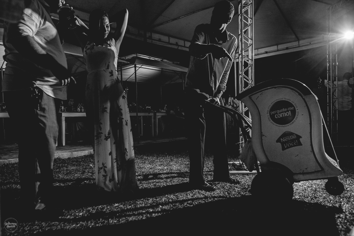 Fotografia de casamento pelo fotógrafo Guilherme Santos,  noivos se divertindo na festa de casamento ao ar livre em Pederneiras.
