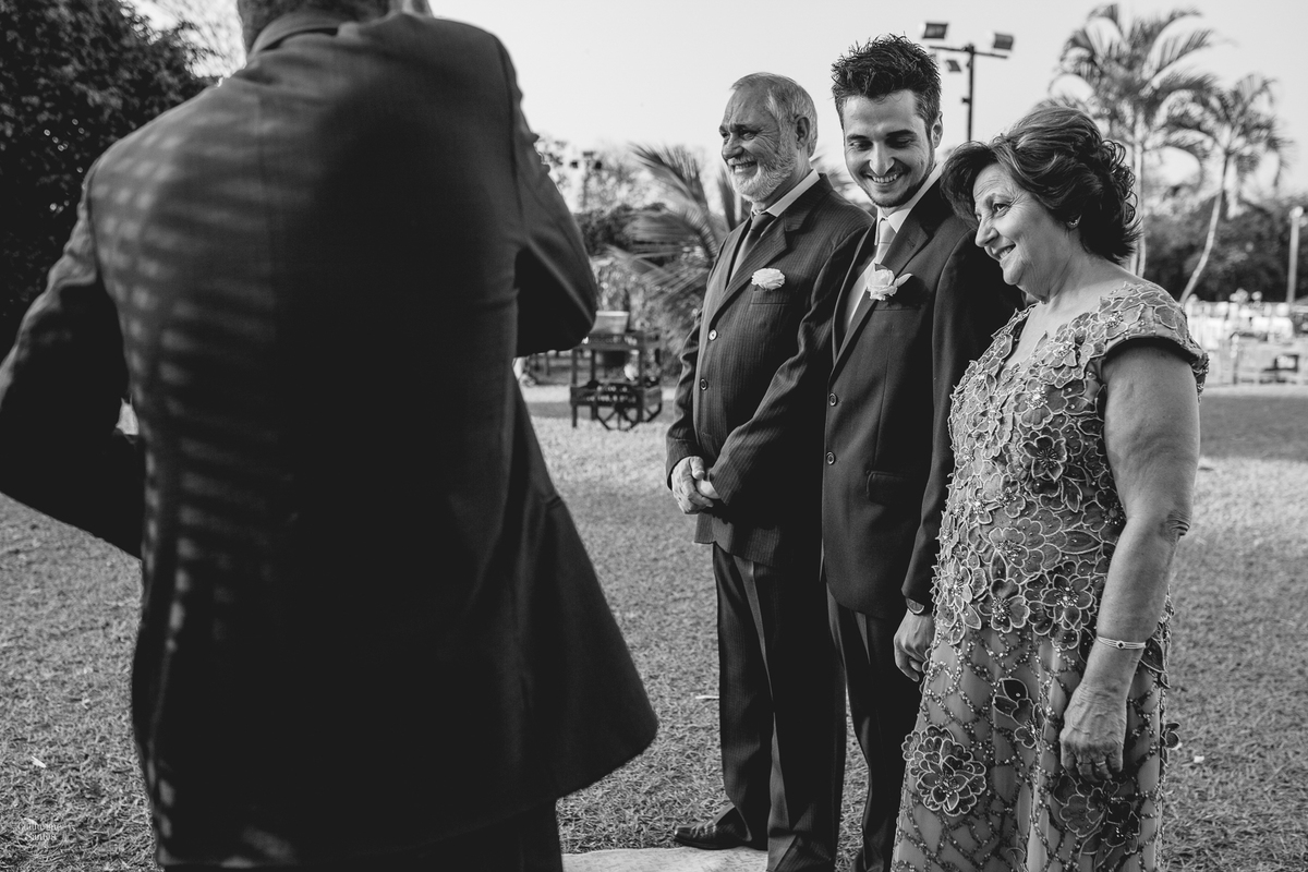 Fotografia de casamento pelo fotógrafo Guilherme Santos, noivo com seus pais entrando no casamento ao ar livre em Pederneiras.