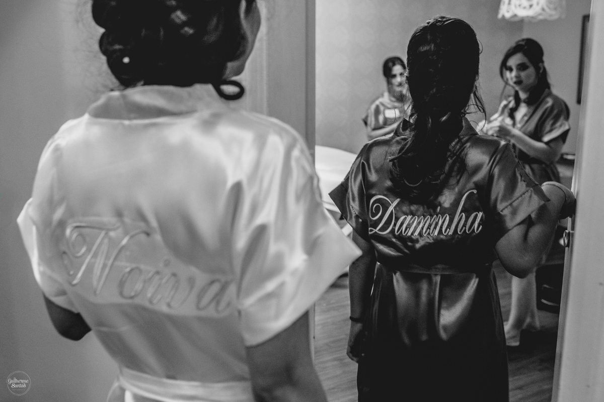 Fotografia de casamento feita pelo fotógrafo Guilherme Santos, noiva com suas madrinhas e mãe durante os preparativos de casamento.