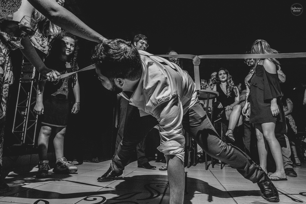 Fotografia de casamento feita pelo fotógrafo Guilherme Santos, convidados se divertindo durante a festa de casamento em Bauru.
