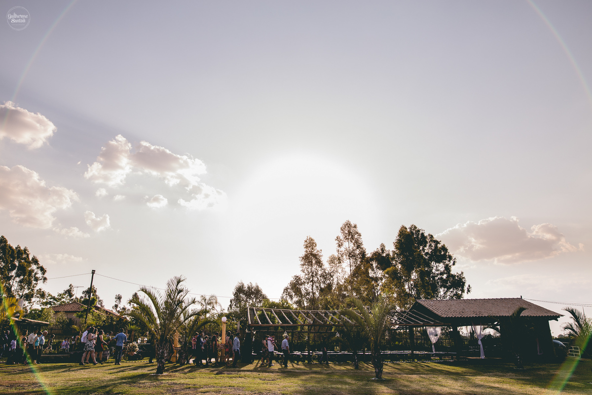 Fotografia de casamento feita pelo fotógrafo Guilherme Santos, vista geral do local do casamento ao ar livre no pôr do sol em Bauru.