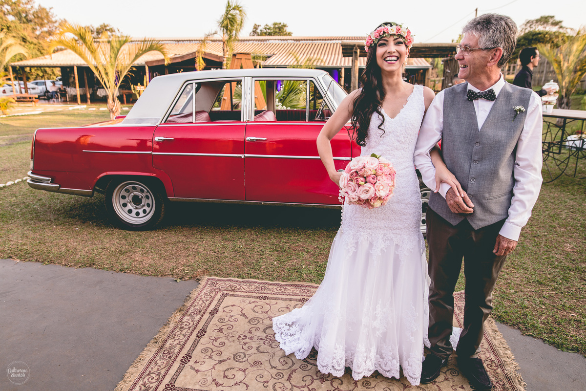 Fotografia de casamento feita pelo fotógrafo Guilherme Santos, noiva com seu pai momentos antes de entrar na cerimônia ao ar livre em Bauru.