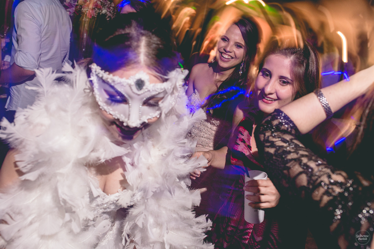 Fotografia de casamento pelo fotógrafo Guilherme Santos, momento da festa, noiva de máscara dançando na festa de casamento ao ar livre em Bauru.