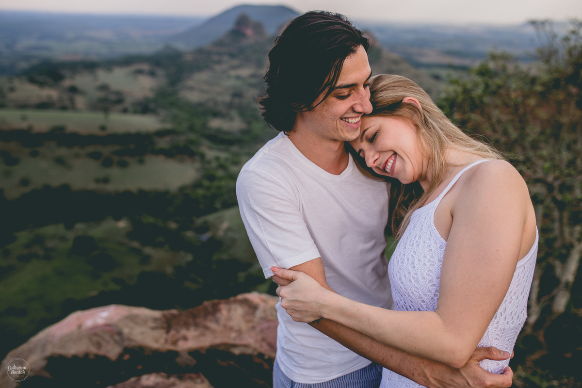 Fotografia de pré casamento pelo fotógrafo Guilherme Santos, casal de noivos juntos se abraçando, paisagem linda na sessão pré casamento em Botucatu.