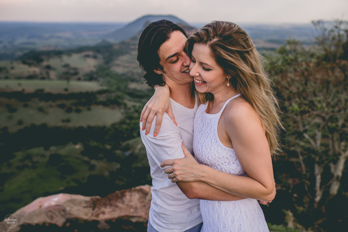 Fotografia de pré casamento pelo fotógrafo Guilherme Santos, casal de noivos sorrindo durante a sessão de fotos em Botucatu.