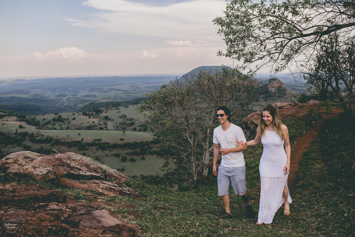 Fotografia de pré casamento pelo fotógrafo Guilherme Santos, casal de noivos caminhando até o lugar da sessão de fotos em Botucatu.