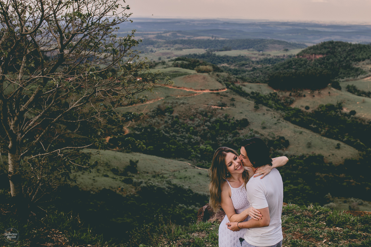 Fotografia de pré casamento pelo fotógrafo Guilherme Santos, noiva abraçando a noiva de branco na sessão pré casamento em Botucatu.