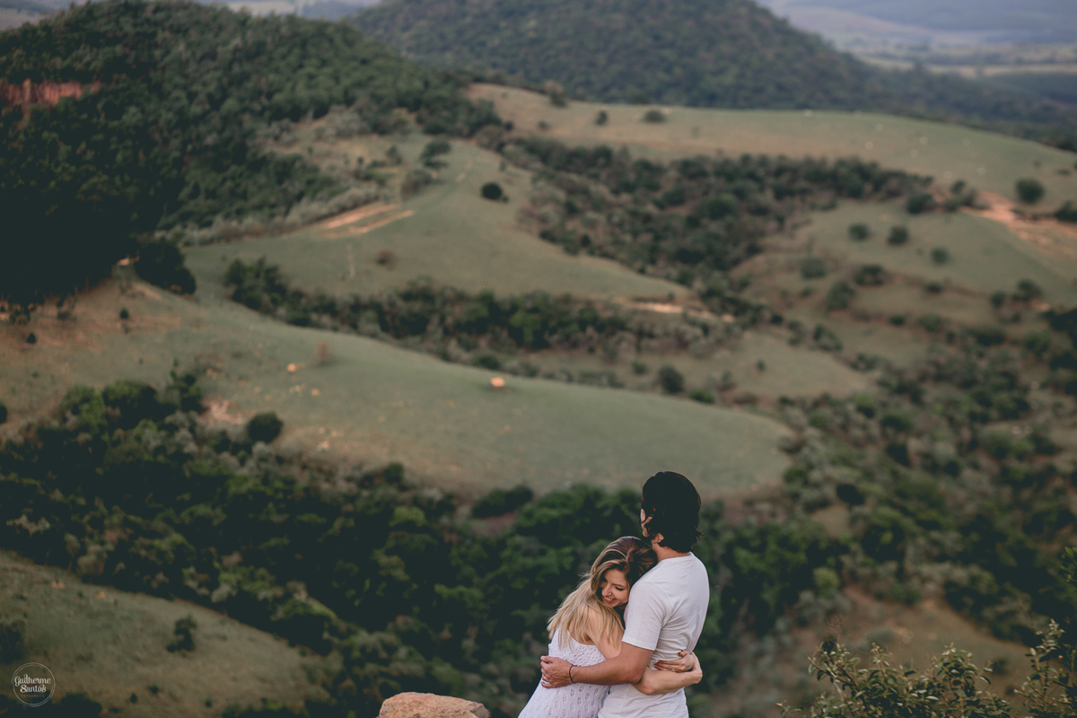 Fotografia de pré casamento pelo fotógrafo Guilherme Santos, casal de noivos se abraçando na sessão pré casamento. Sessão de fotos em uma paisagem encantadora em Botucatu.