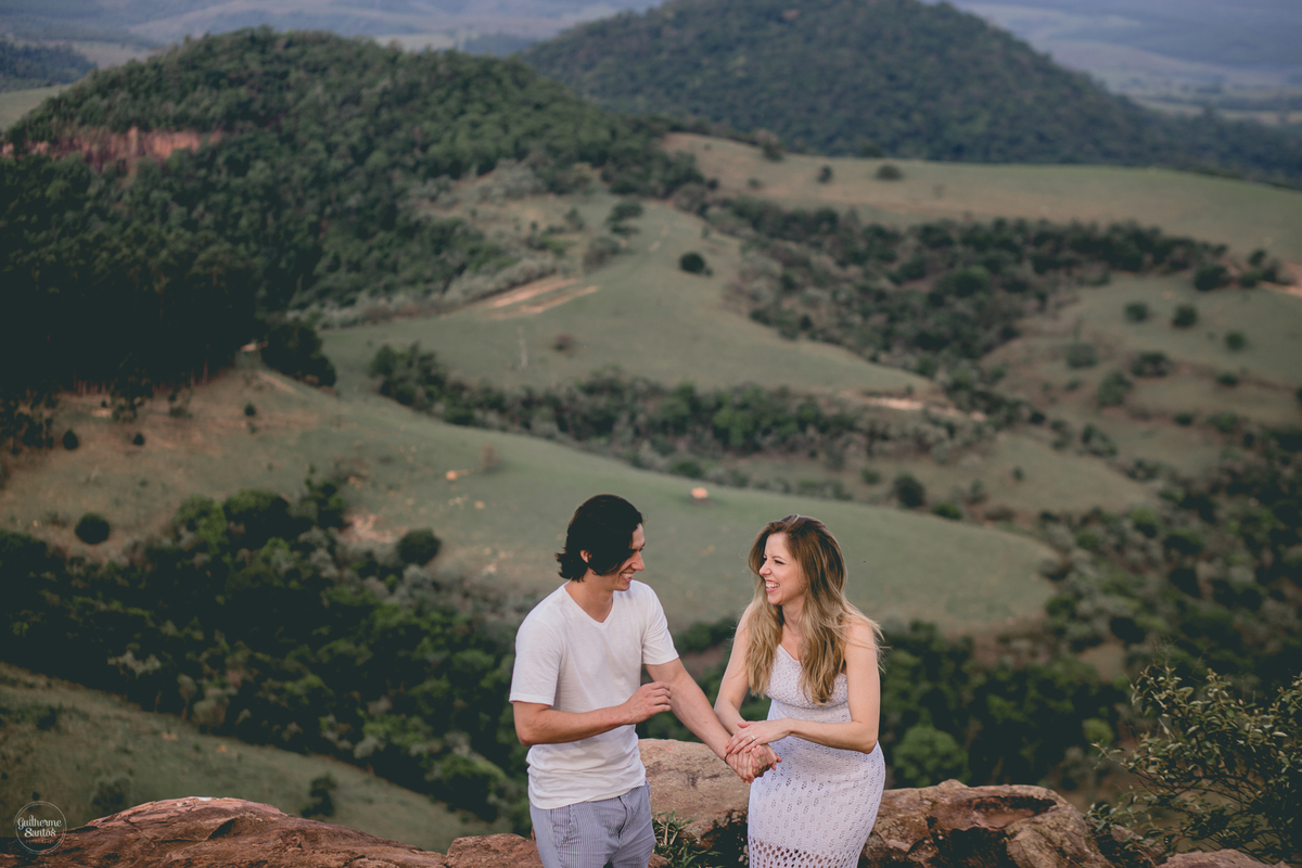 Fotografia de pré casamento pelo fotógrafo Guilherme Santos, noiva segurando a mão do noivo durante a sessão de fotos em Botucatu.