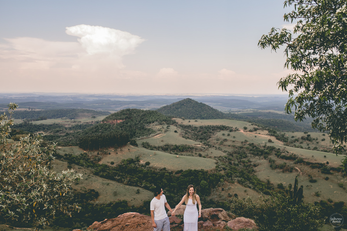 Fotografia de pré casamento pelo fotógrafo Guilherme Santos, casal de noivos em uma paisagem linda na sessão de fotos em Botucatu.