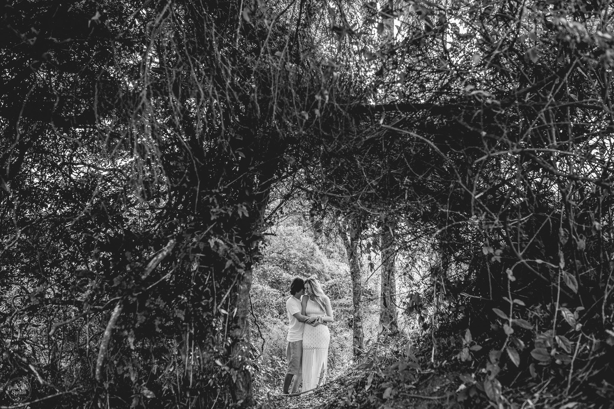 Fotografia de pré casamento pelo fotógrafo Guilherme Santos, casal de noivos se abraçando em meio a natureza na sessão de fotos em Botucatu.