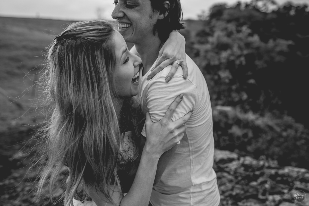 Fotografia de pré casamento pelo fotógrafo Guilherme Santos, casal de noivos brincando durante a sessão de fotos em Botucatu.