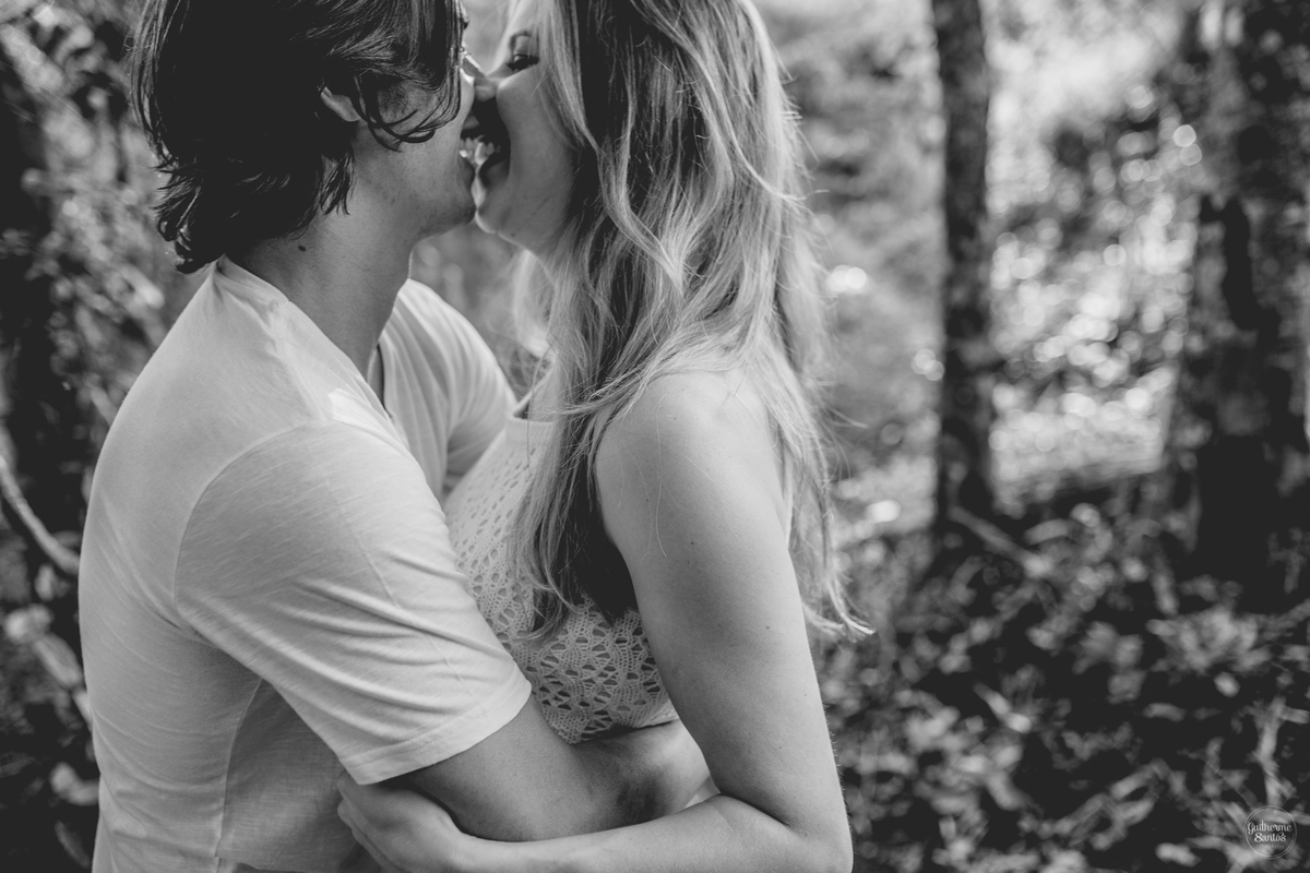 Fotografia de pré casamento pelo fotógrafo Guilherme Santos, casal de noivos se beijando durante a sessão pré casamento em Botucatu.
