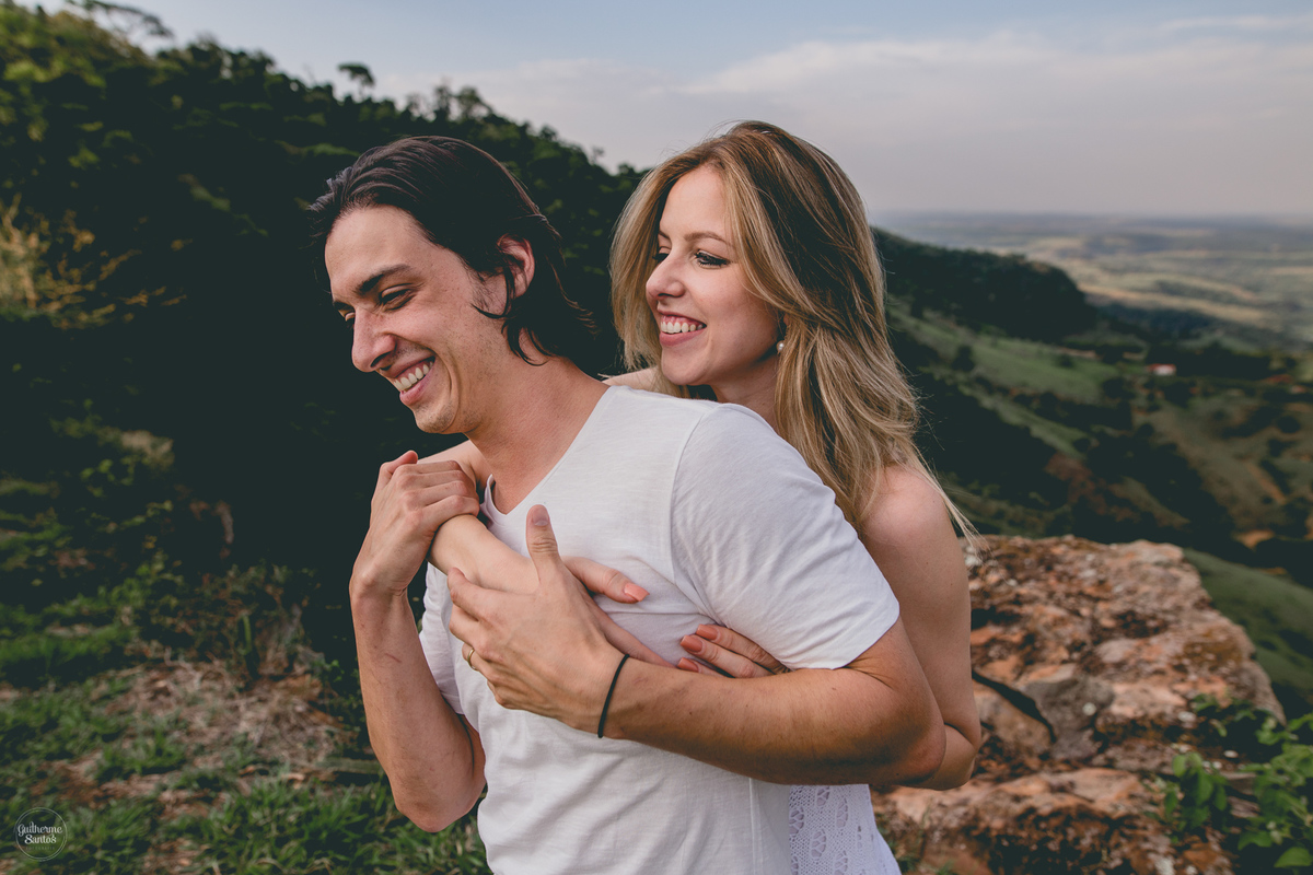 Fotografia de pré casamento pelo fotógrafo Guilherme Santos, noiva abraçando o noivo na sessão de fotos pré casamento em Botucatu,
