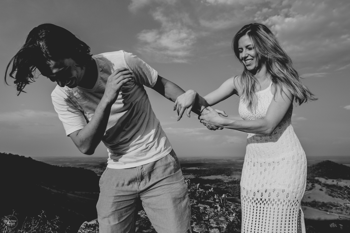 Fotografia de pré casamento pelo fotógrafo Guilherme Santos, noivo brincando com a noiva, casal dando risada durante a sessão de fotos em Botucatu.