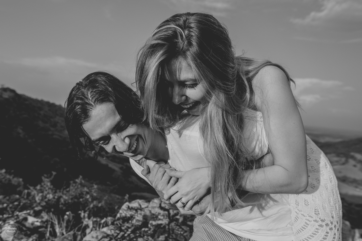 Fotografia de pré casamento pelo fotógrafo Guilherme Santos, casal de noivos felizes, casal se divertindo durante a sessão de fotos em Botucatu. 