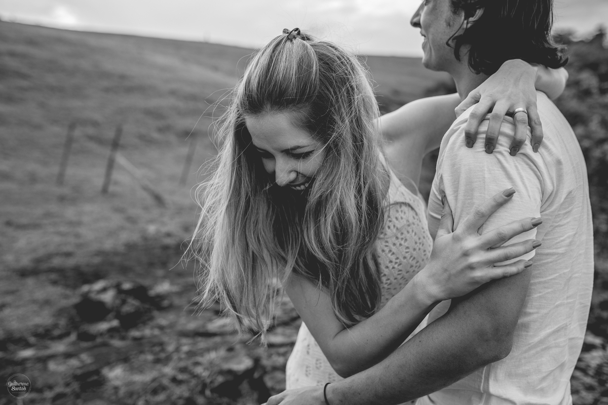 Fotografia de pré casamento pelo fotógrafo Guilherme Santos, casal de noivos espontâneos na sessão de fotos em Botucatu.
