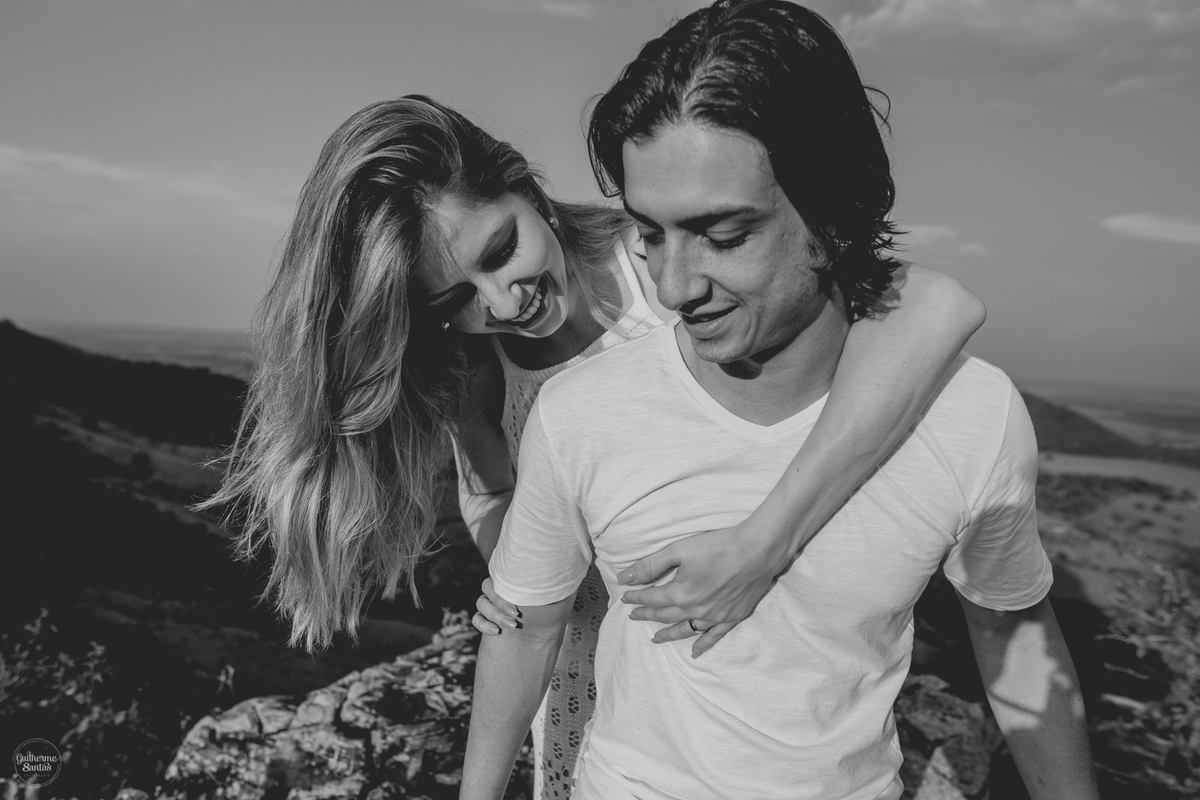 Fotografia de pré casamento pelo fotógrafo Guilherme Santos,casal de noivos sorrindo durante a sessão de fotos. Noiva abraçando o noivo.