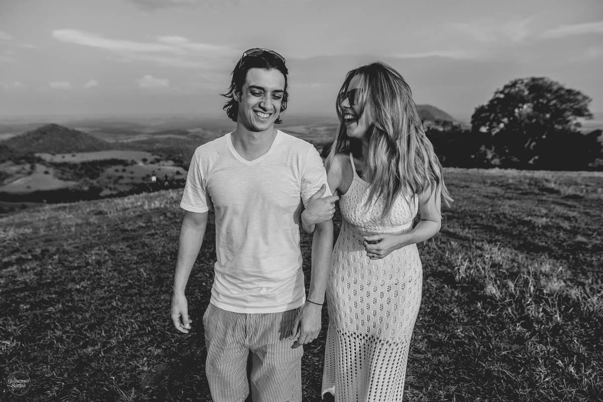 Fotografia de pré casamento pelo fotógrafo Guilherme Santos, casal de noivos sorrindo juntos, caminhando durante a sessão pré casamento em Botucatu.