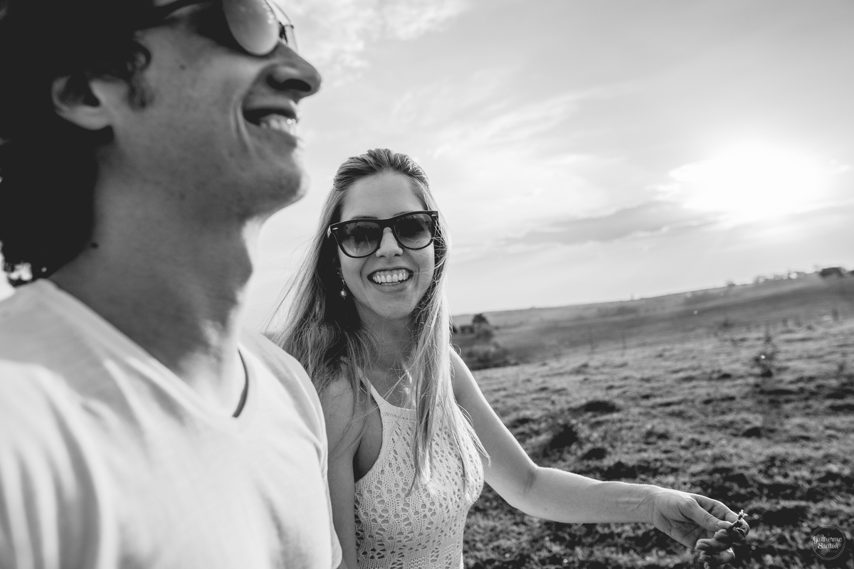Fotografia de pré casamento pelo fotógrafo Guilherme Santos, noiva sorrindo para o noivo durante a sessão pré casamento em Botucatu.