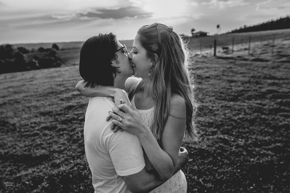 Fotografia de pré casamento pelo fotógrafo Guilherme Santos, casal de noivos se beijando na sessão de fotos em Botucatu.