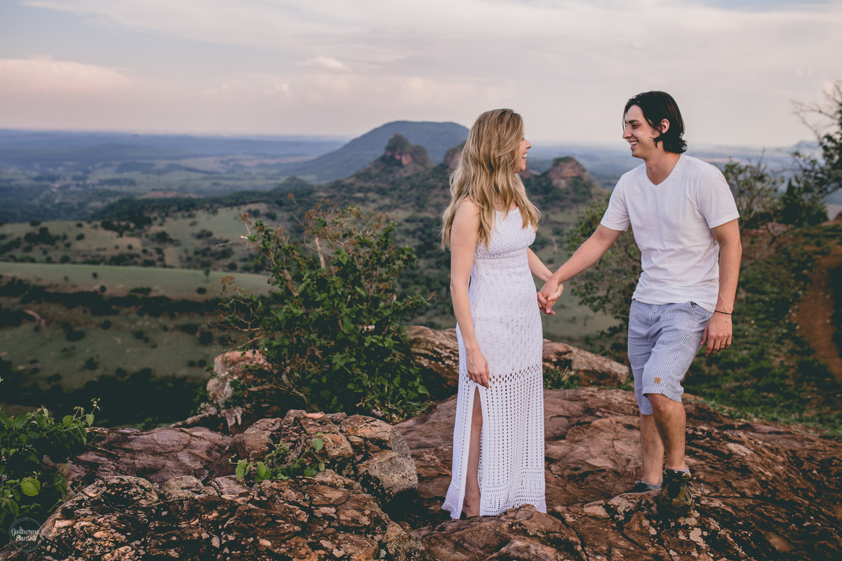 Fotografia de pré casamento pelo fotógrafo Guilherme Santos, casal de noivos segurando a mão na sessão de fotos em Botucatu.