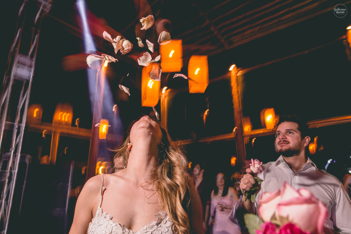 Fotografia de casamento pelo fotógrafo Guilherme Santos, noiva com seu buquê de flores durante a festa de casamento em Botucatu.