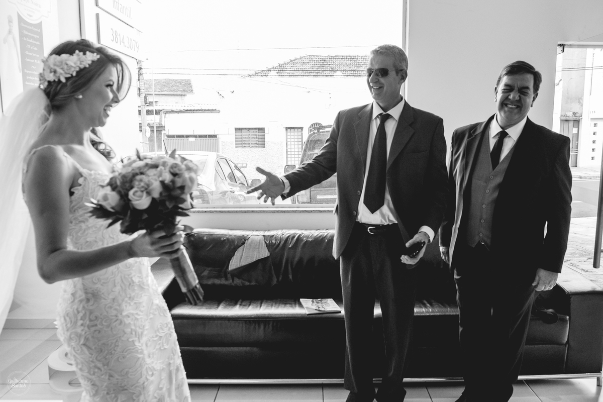 Fotografia de pré casamento pelo fotógrafo Guilherme Santos, pai da noiva viu sua filha pronta para ir ao casamento em Botucatu.