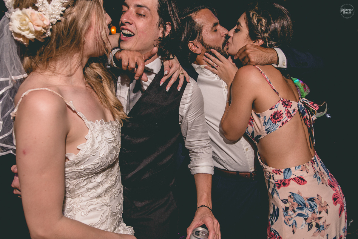 Fotografia de casamento pelo fotógrafo Guilherme Santos, casal de noivos dançando ao som da banda na festa de casamento em Botucatu.
