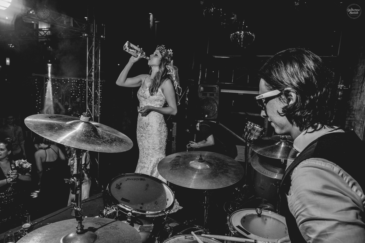Fotografia de casamento pelo fotógrafo Guilherme Santos, noivo na bateria da banda na festa de casamento em Botucatu.