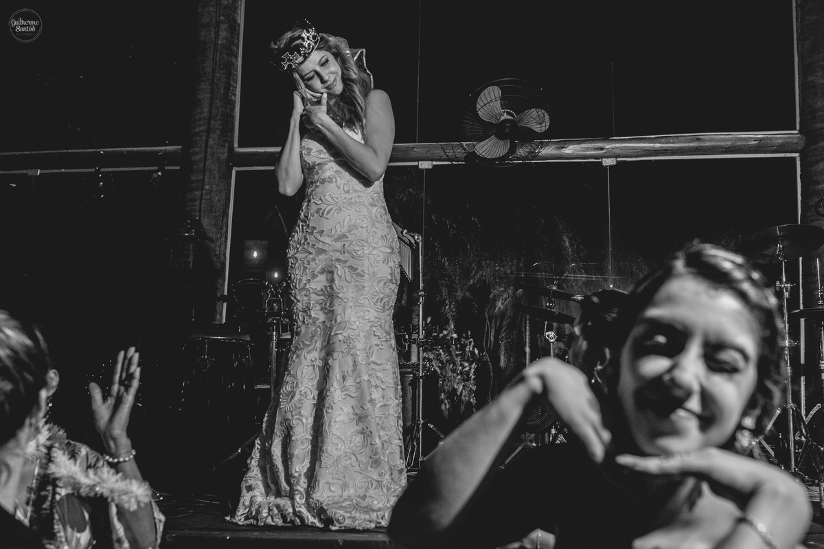 Fotografia de casamento pelo fotógrafo Guilherme Santos, noiva feliz durante a festa de casamento em Botucatu.