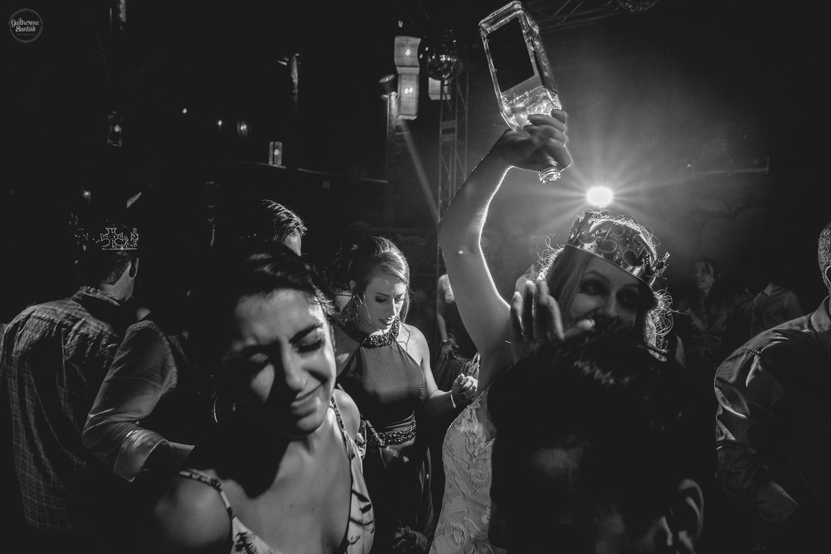 Fotografia de casamento pelo fotógrafo Guilherme Santos, convidados animados bebendo whisky na festa de casamento em Botucatu.
