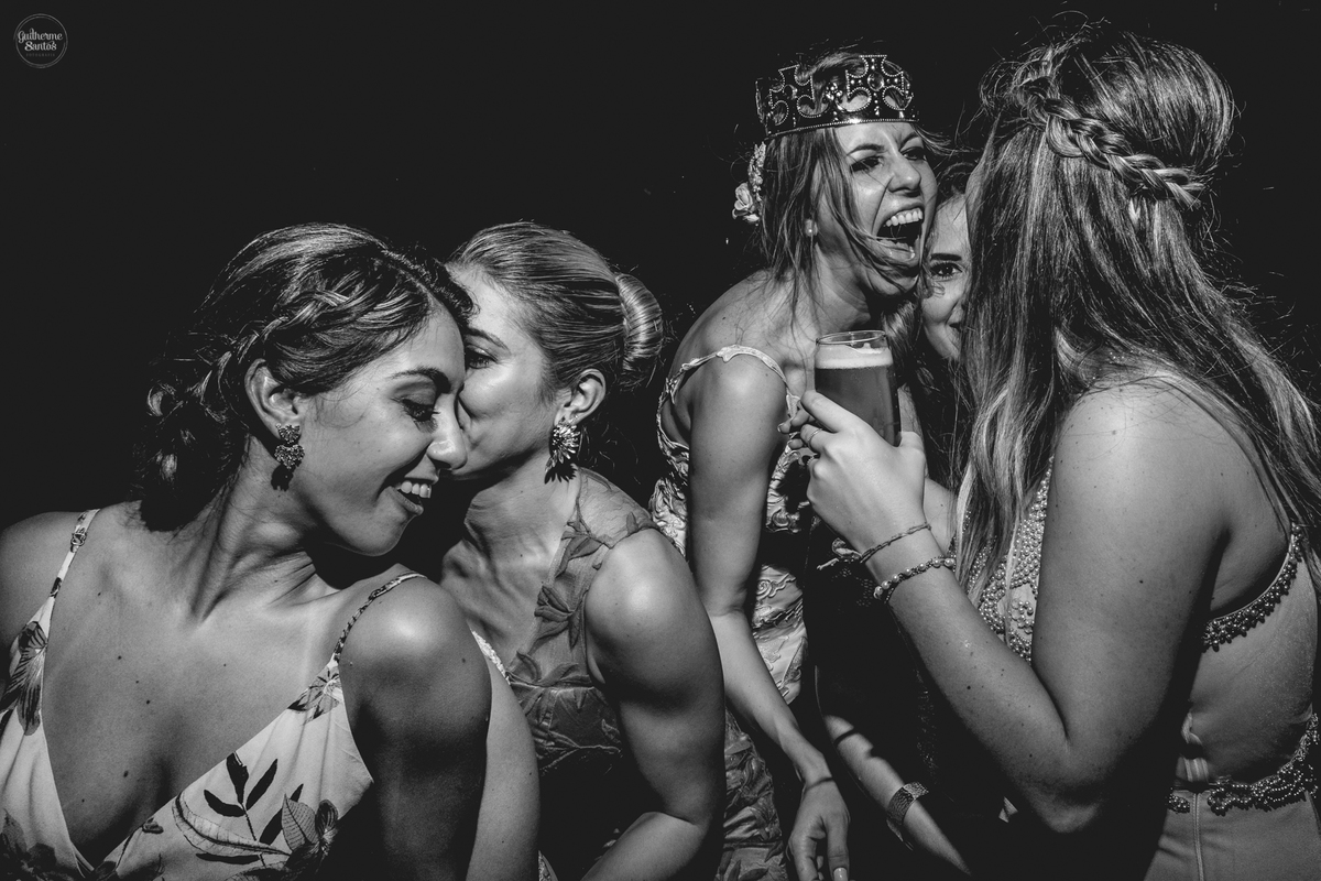 Fotografia de casamento pelo fotógrafo Guilherme Santos, madrinhas animada estão com a noiva na festa de casamento em Botucatu.