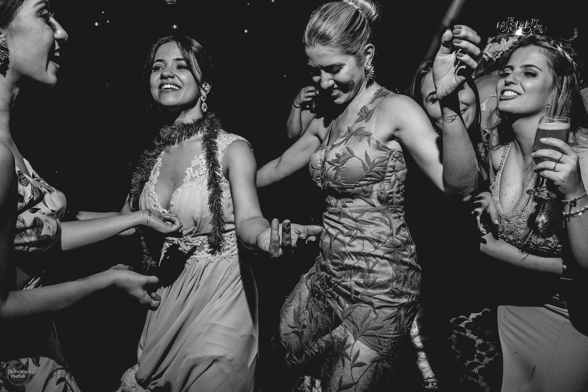 Fotografia de casamento pelo fotógrafo Guilherme Santos, madrinhas dançando na festa de casamento animada em Botucatu.