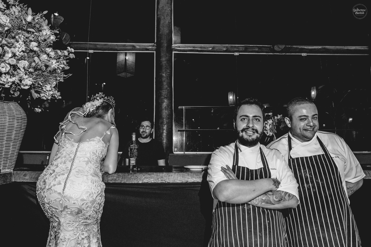 Fotografia de casamento pelo fotógrafo Guilherme Santos, noiva de branco na festa de casamento em Botucatu.