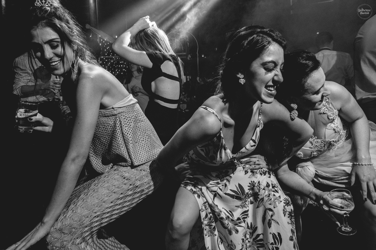 Fotografia de casamento pelo fotógrafo Guilherme Santos, madrinhas animadas na festa de casamento em Botucatu.