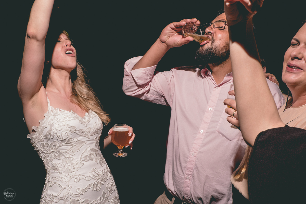 Fotografia de casamento pelo fotógrafo Guilherme Santos, noiva animada na festa de casamento.