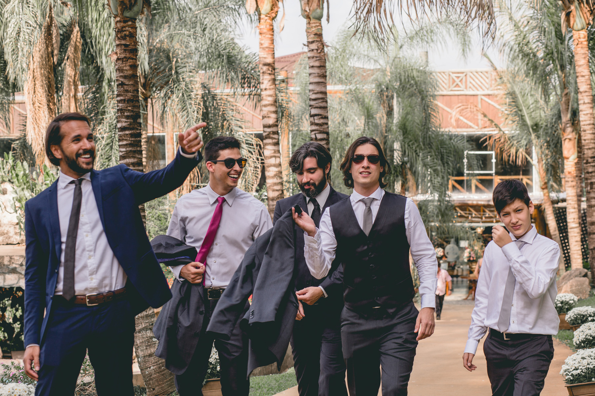 Fotografia de casamento feita no final de tarde pelo fotógrafo Guilherme Santos, noivo com seus padrinhos, casamento ao ar livre em Botucatu.