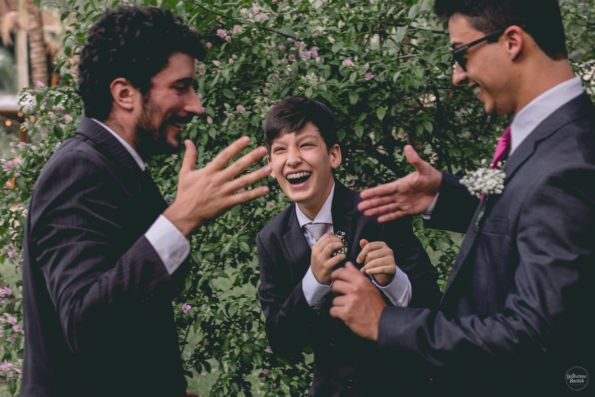Fotografia de casamento feita no final de tarde pelo fotógrafo Guilherme Santos, padrinhos se divertindo momentos antes do início do casamento em Botucatu.