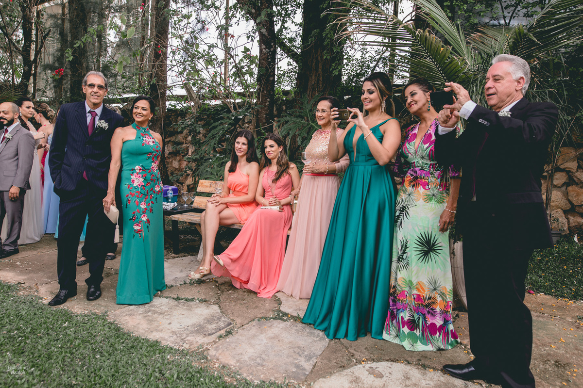 Fotografia de casamento feita no final de tarde pelo fotógrafo Guilherme Santos, convidados do casamento, elegância dos convidados do casamento. Casamento ao ar livre em Botucatu.