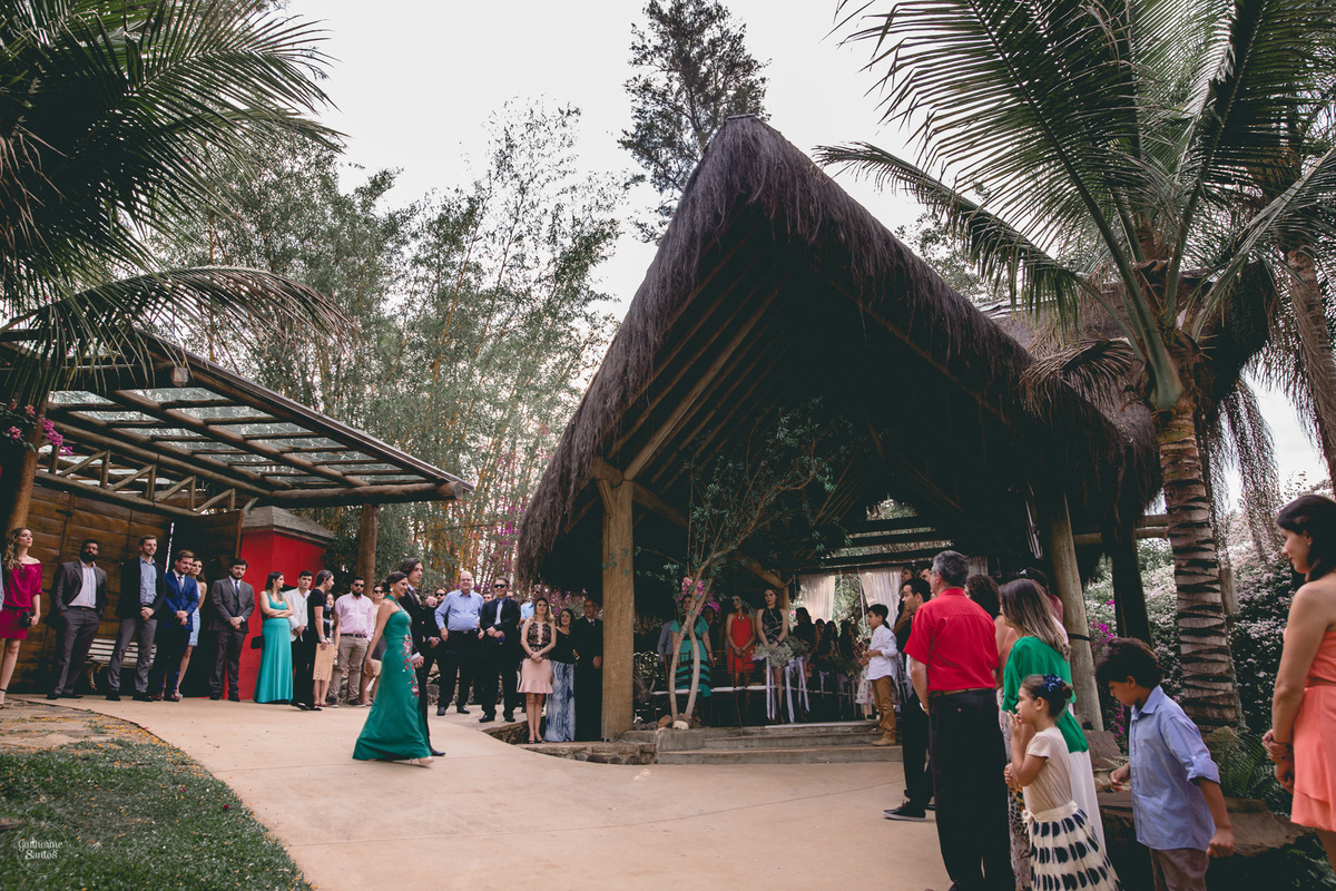Fotografia de casamento feita no final de tarde pelo fotógrafo Guilherme Santos, capela do casamento ao ar livre em Botucatu.