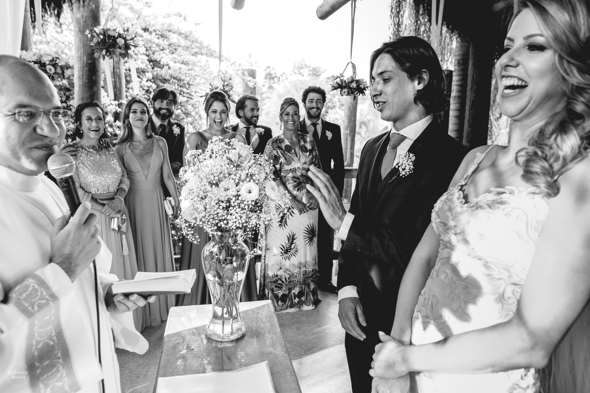Fotografia de casamento feita no final de tarde pelo fotógrafo Guilherme Santos, noivos sorrindo no casamento em Brotas. Padrinhos e madrinhas estão sorrindo casamento ao ar livre em Botucatu.