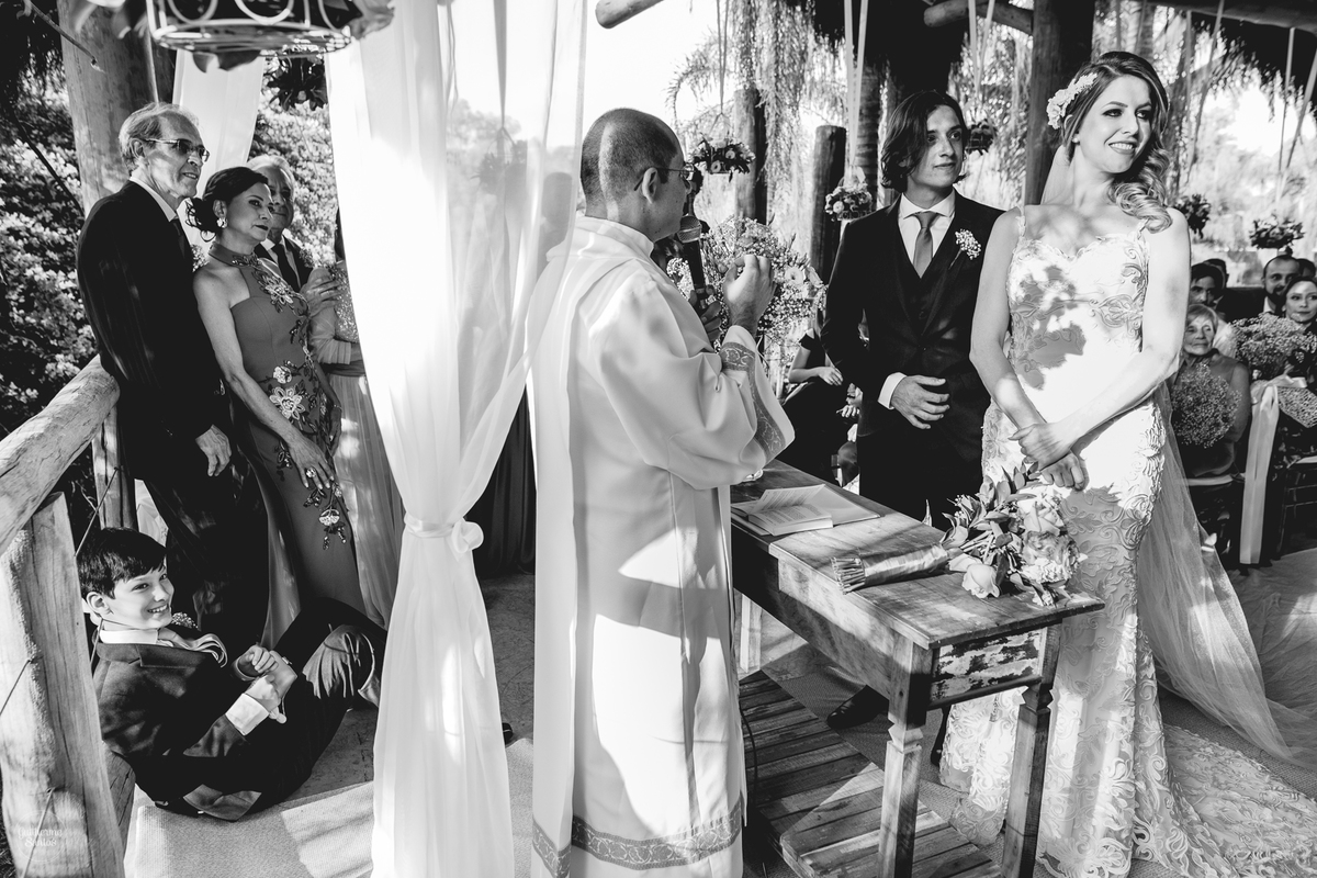 Fotografia de casamento feita no final de tarde pelo fotógrafo Guilherme Santos, casal de noivos no casamento ao ar livre em Botucatu.