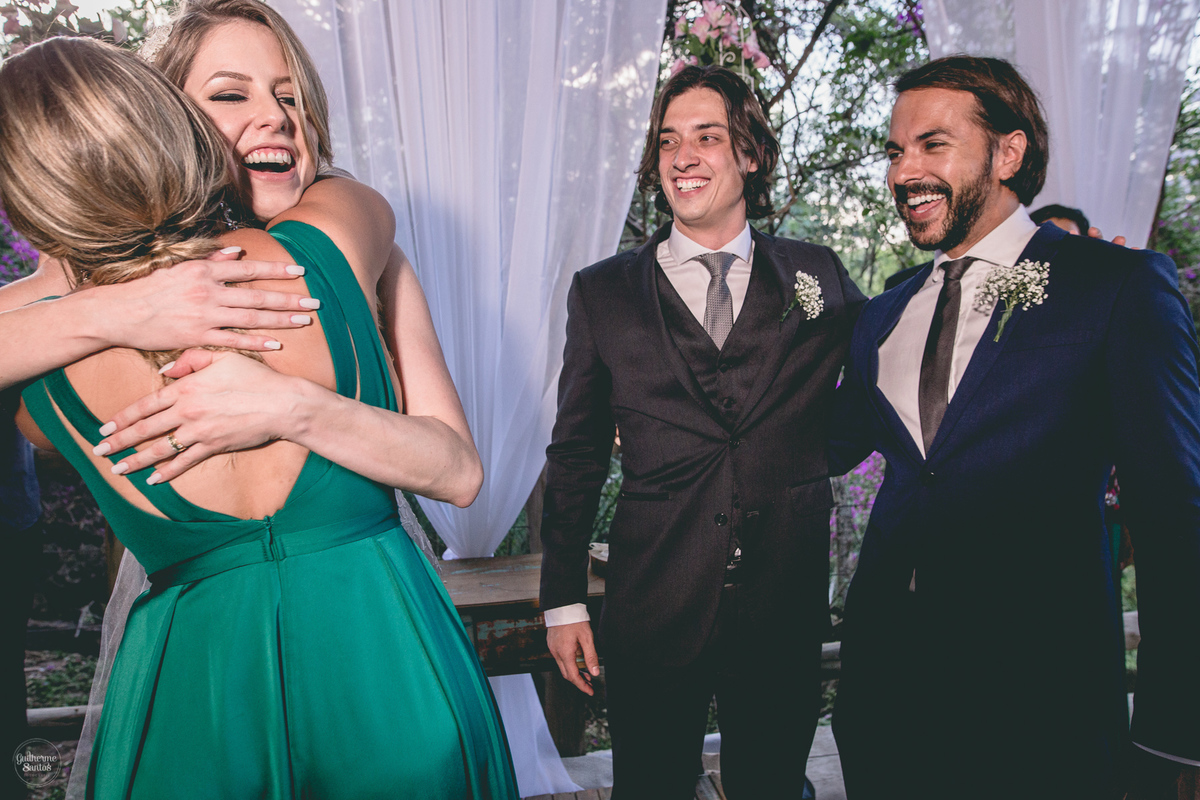 Fotografia de casamento feita no final de tarde pelo fotógrafo Guilherme Santos, noivos cumprimentando os padrinhos no casamento ao ar livre em Botucatu.