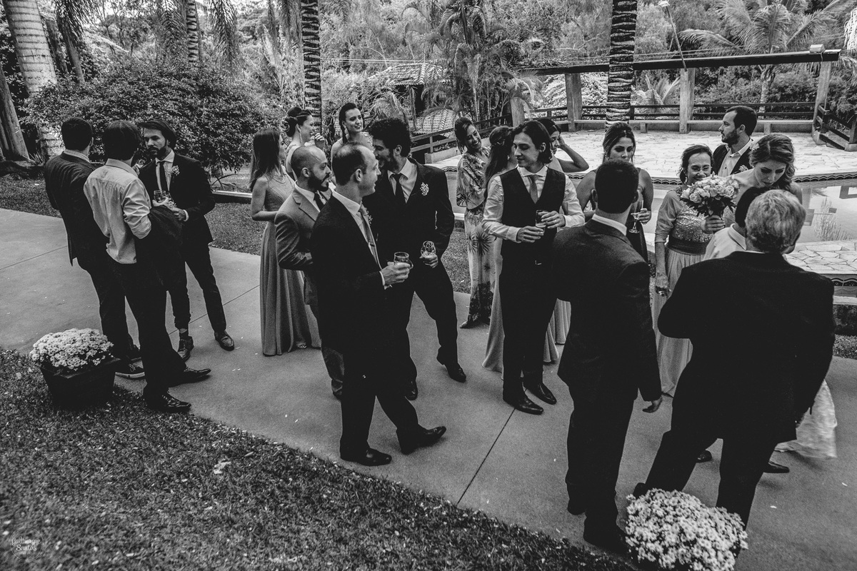 Fotografia de casamento feita no final de tarde pelo fotógrafo Guilherme Santos, convidados se dirigindo a festa de casamento em Botucatu.
