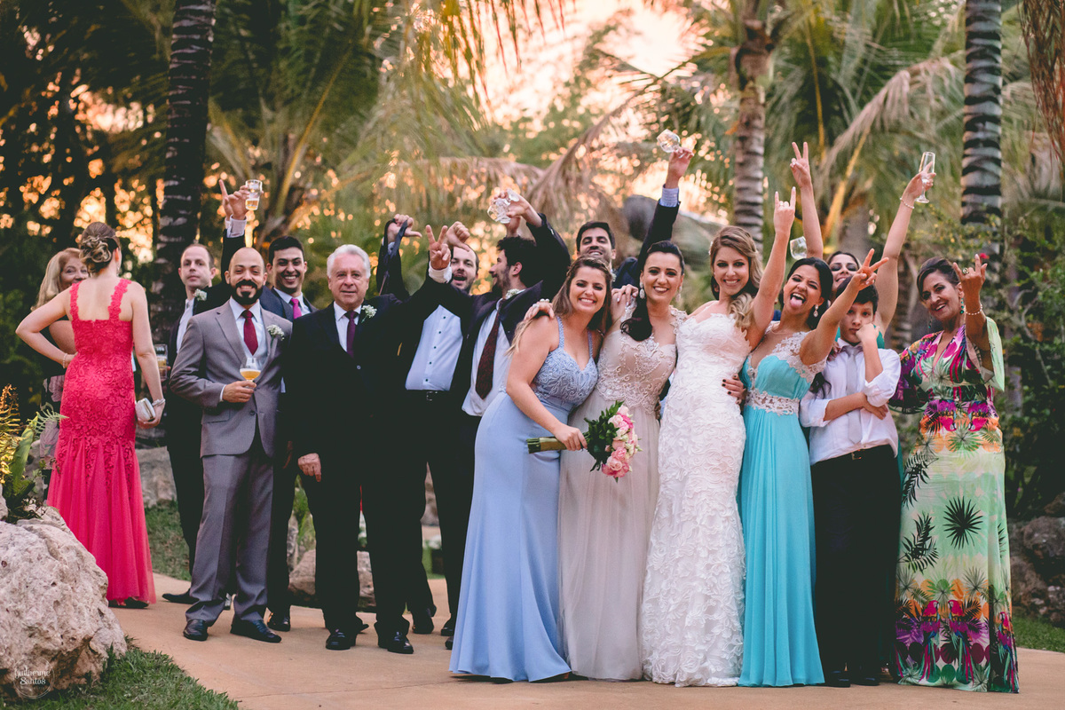 Fotografia de casamento feita no final de tarde pelo fotógrafo Guilherme Santos, noiva com sua madrinhas e padrinhos após a cerimônia de casamento ao ar livre em Botucatu.