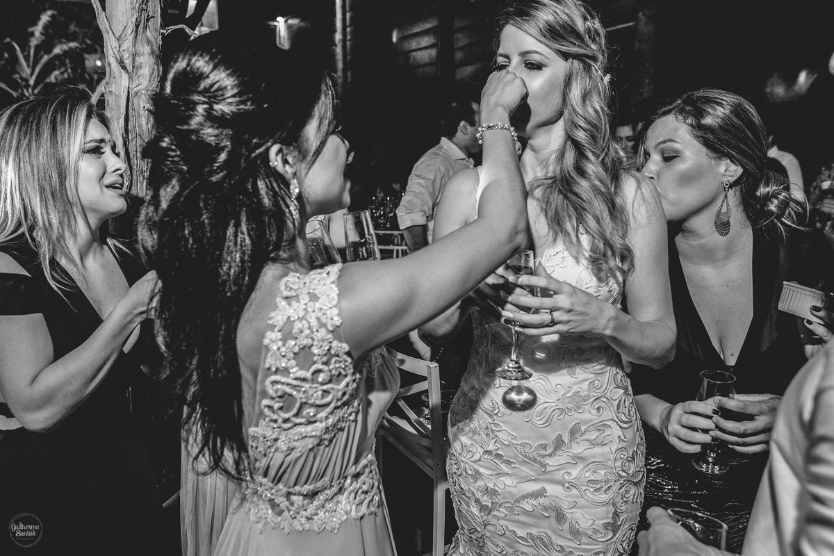Fotografia de casamento pelo fotógrafo Guilherme Santos, madrinha com a noiva durante a festa de casamento em Botucatu.